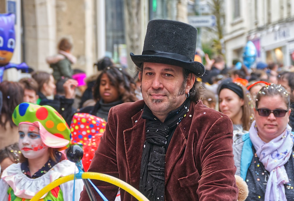 homme en veste rouge portant un chapeau noir