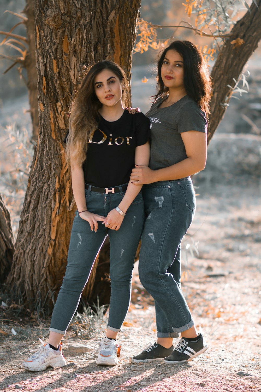 Woman in black t-shirt and blue denim jeans leaning on brown tree photo –  Free Grey Image on Unsplash