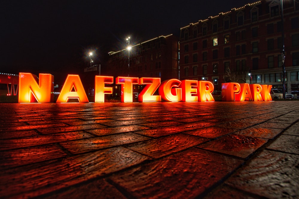 Signalisation lumineuse au néon d’amour rouge et jaune