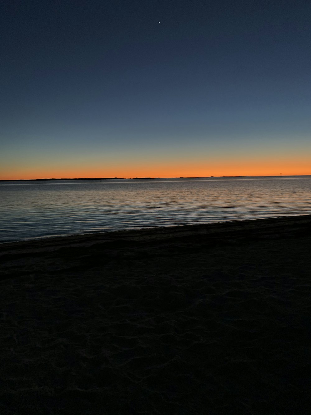 Plan d’eau sous le ciel bleu au coucher du soleil