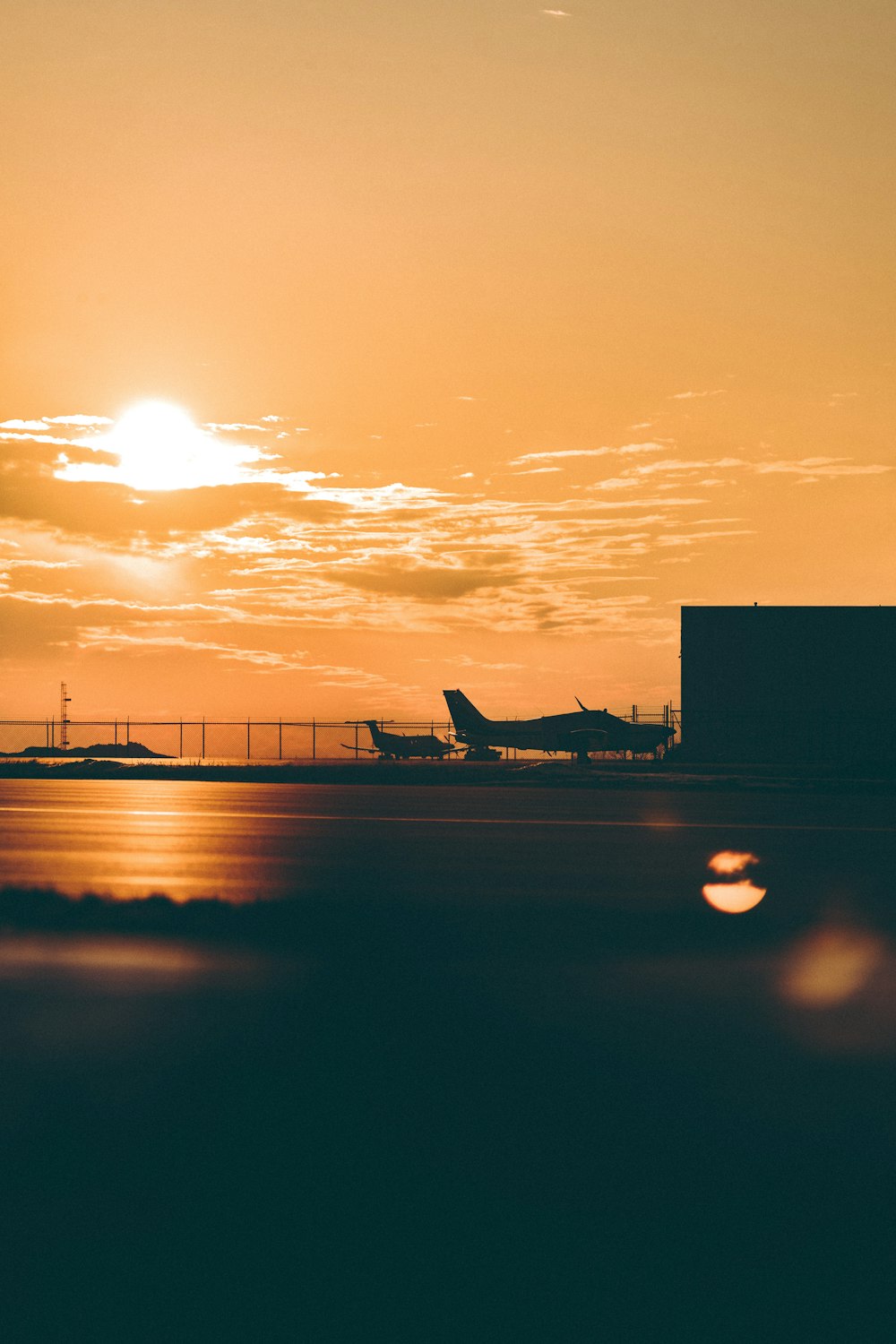 silhouette d’avion sur l’aéroport pendant le coucher du soleil