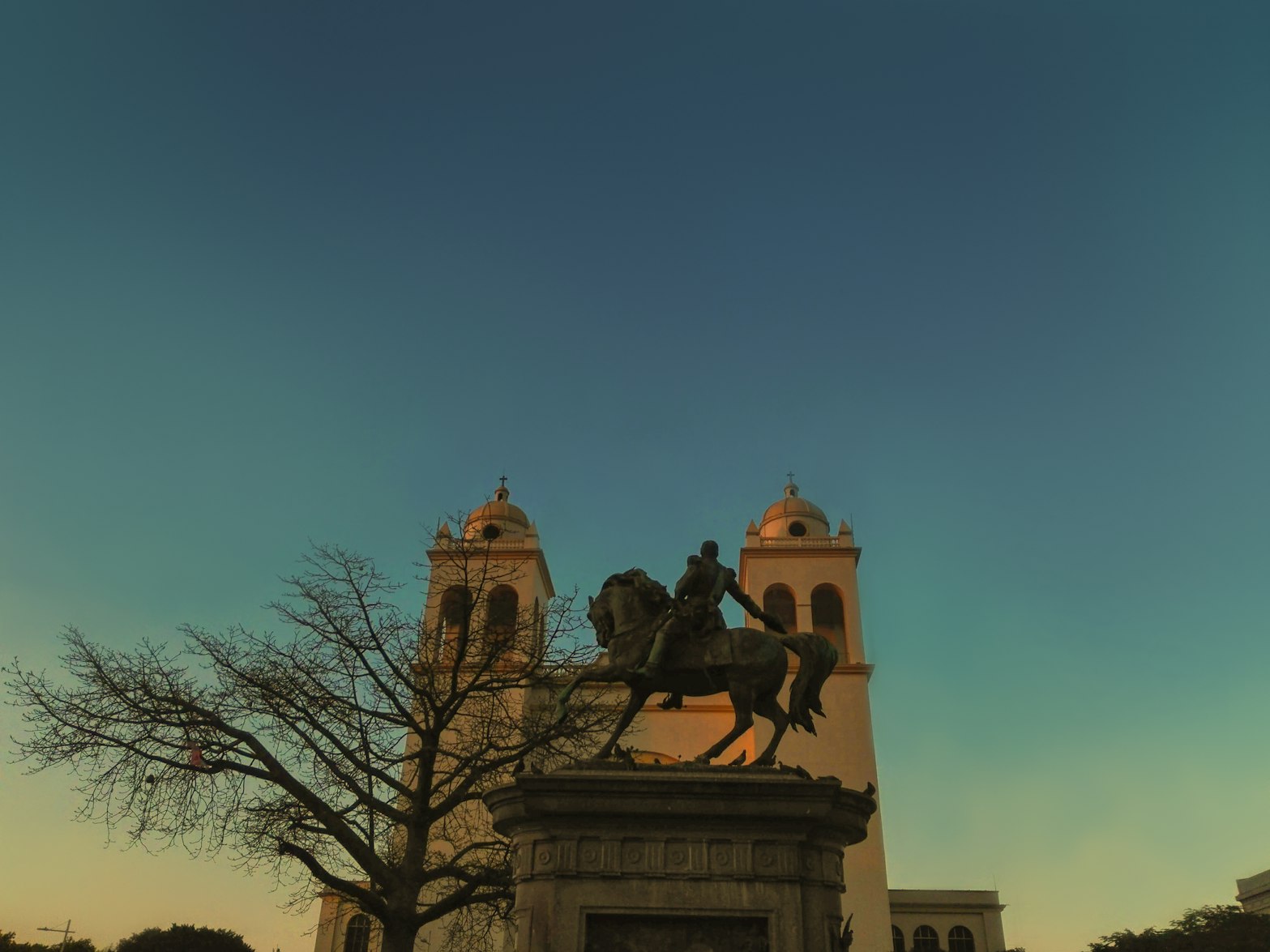 A statue in San Salvador, El Salvador (Jaime Alegría via Unsplash)