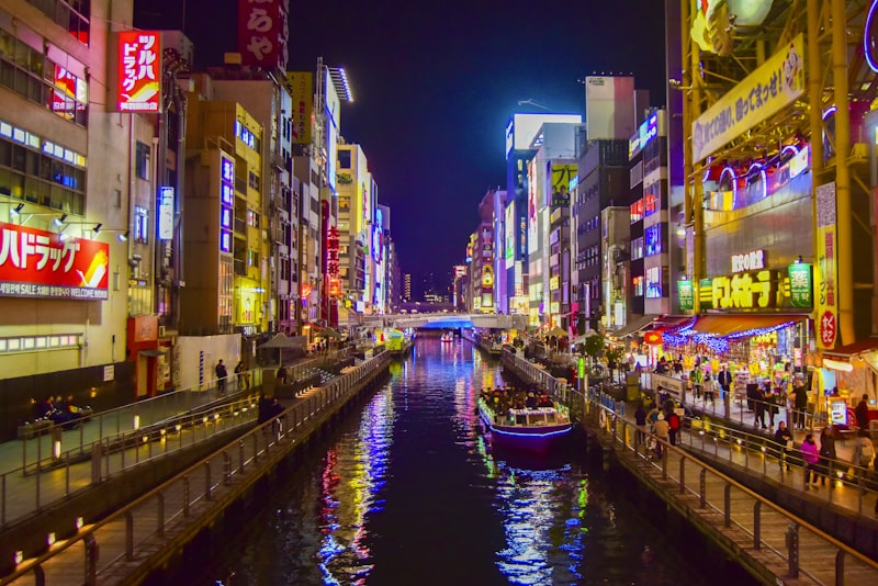 Canal de Osaka de noche