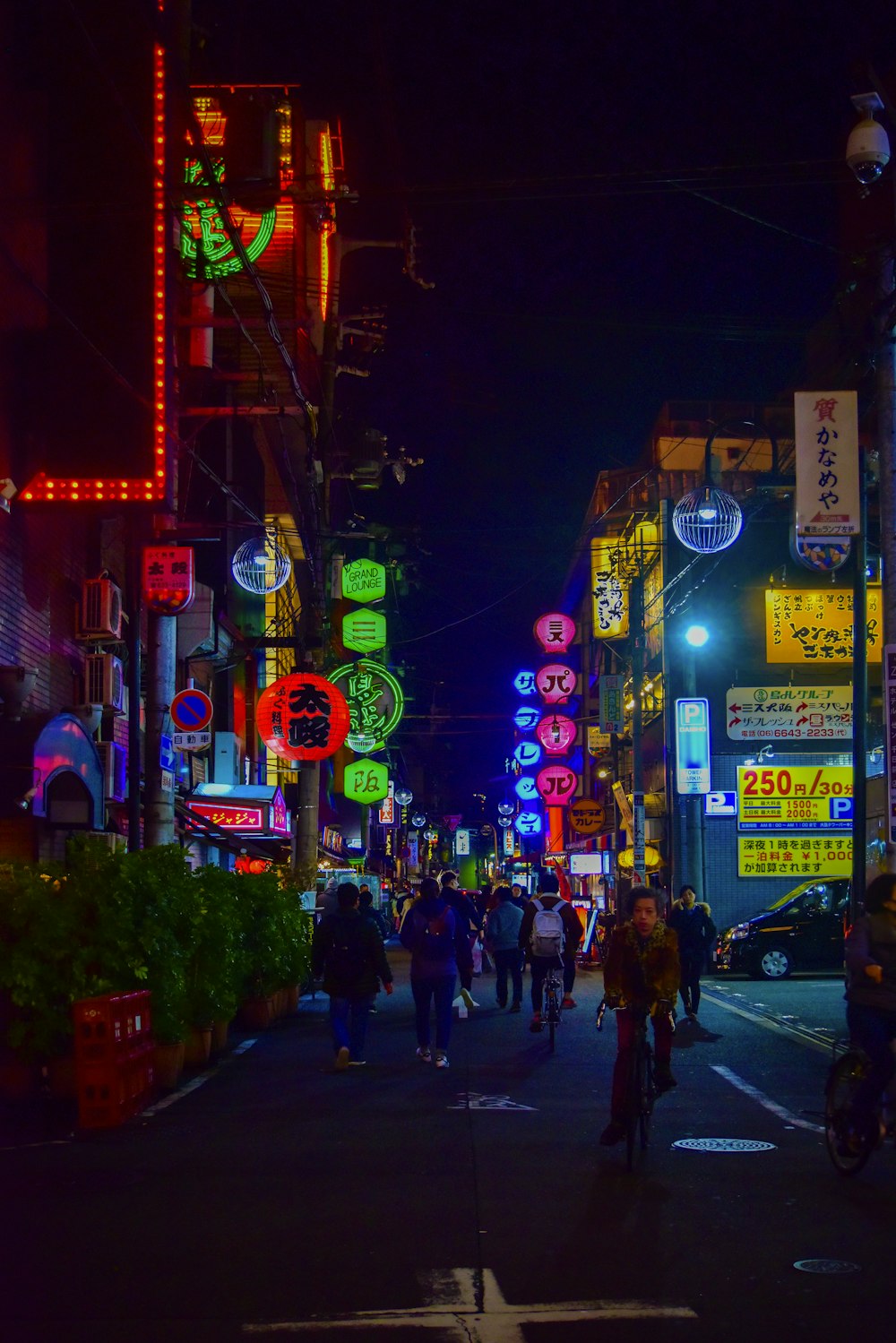 Personas que caminan por la calle durante la noche