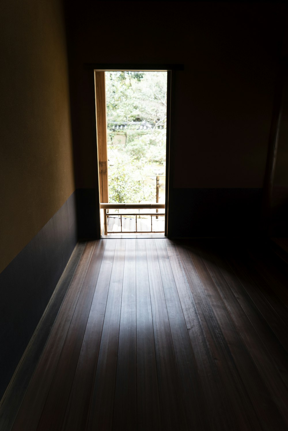 Plancher en bois brun et fenêtre en verre