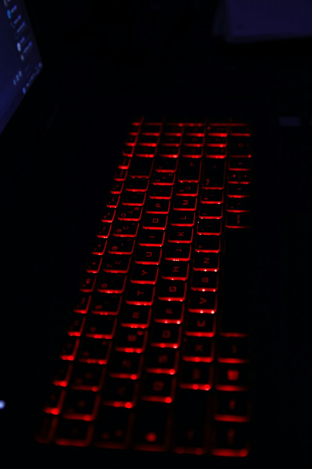clavier d’ordinateur noir et rouge
