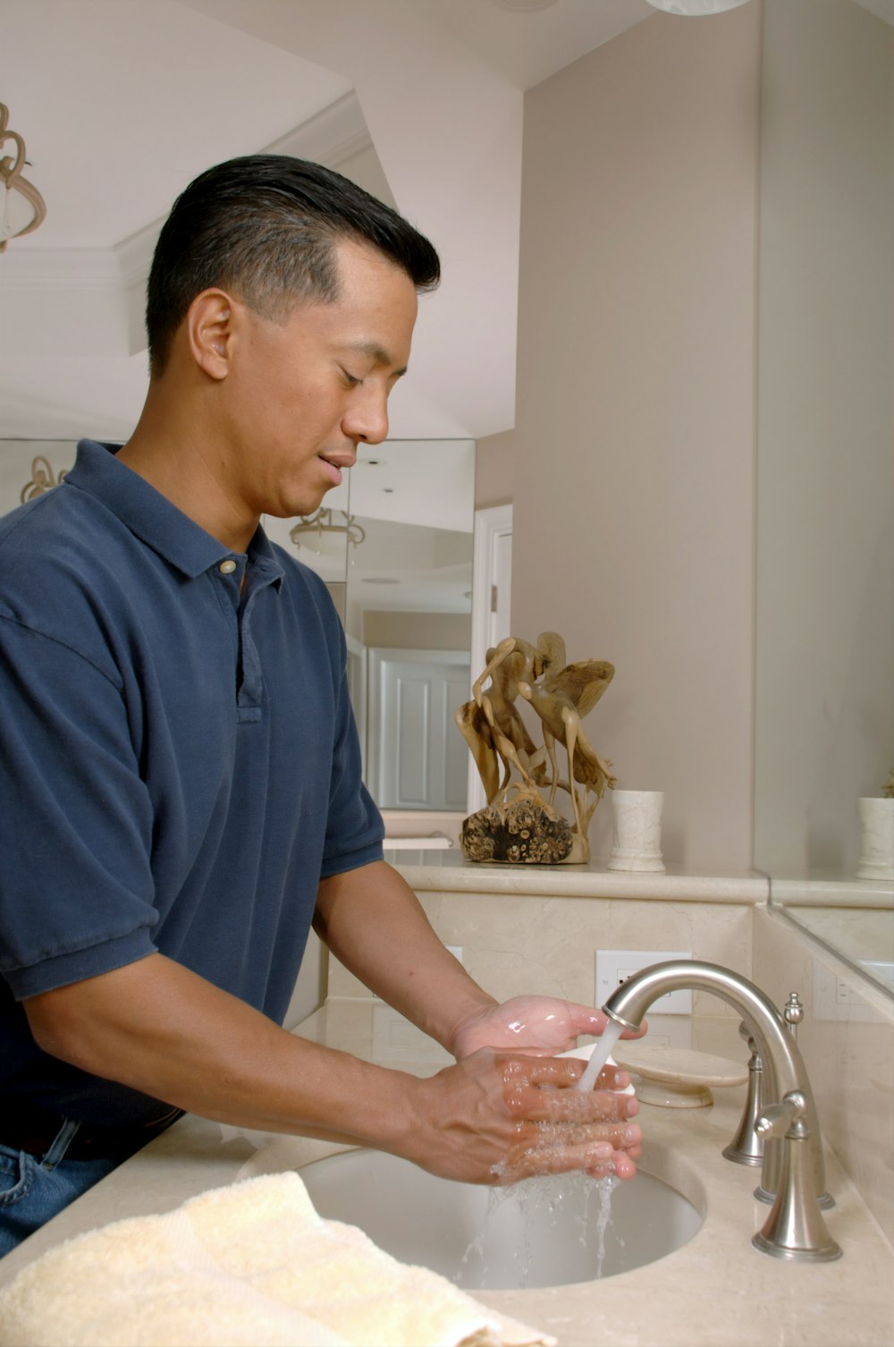 homem na camisa polo azul segurando o recipiente de plástico transparente