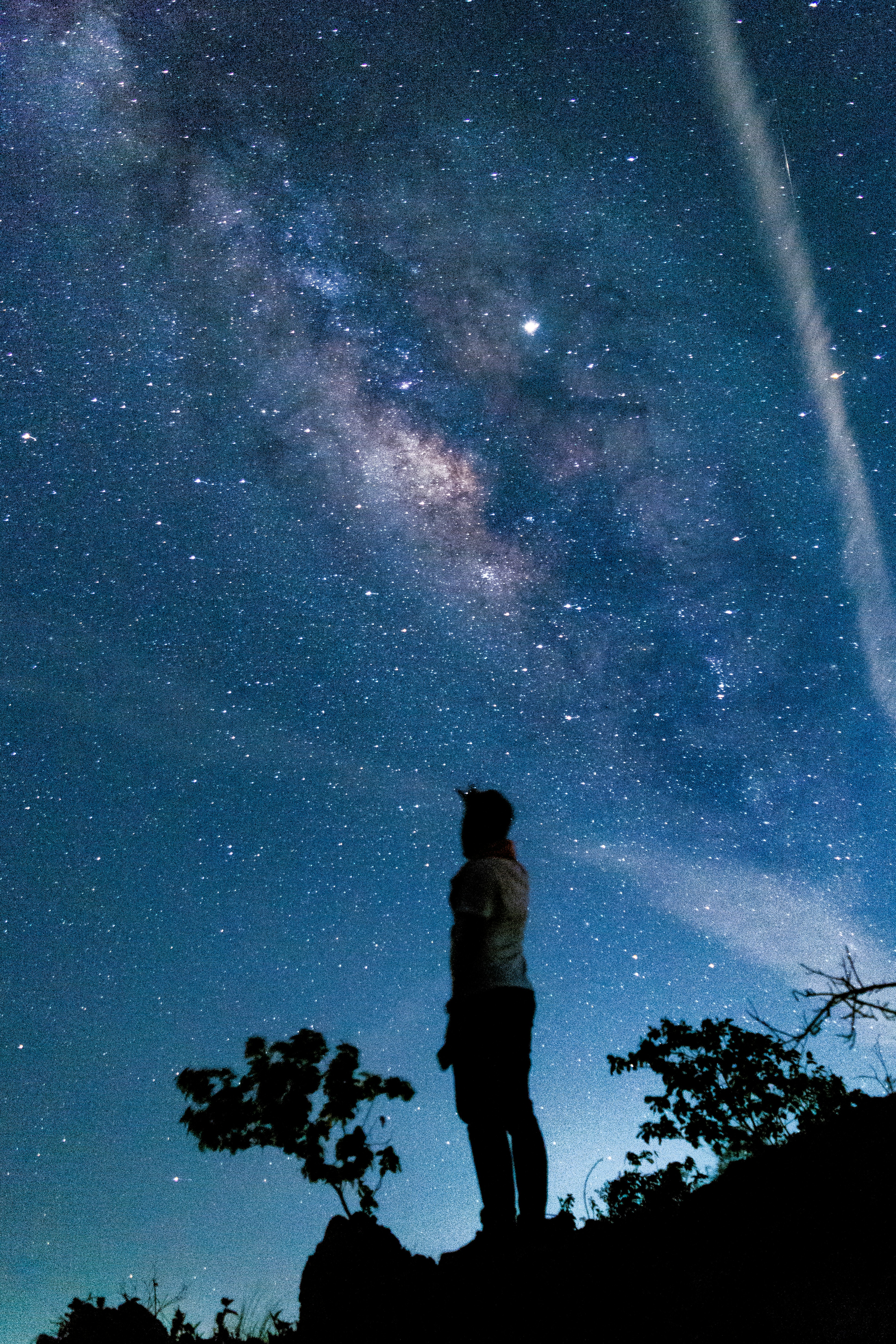 星空の下に立っている人のシルエットの写真 Unsplashで見つける青いの無料写真