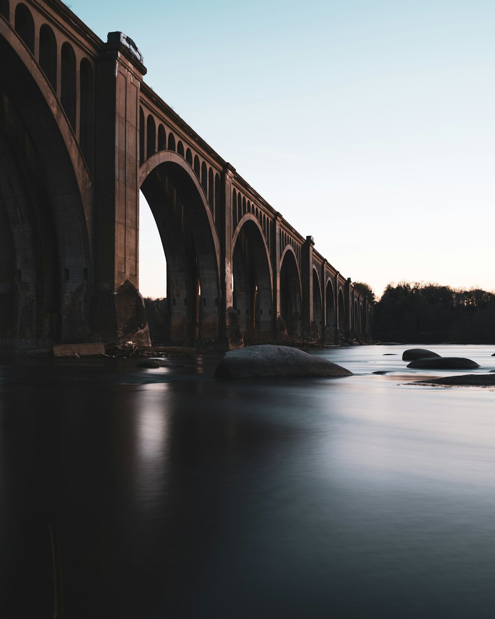 Braune Betonbrücke über den Fluss