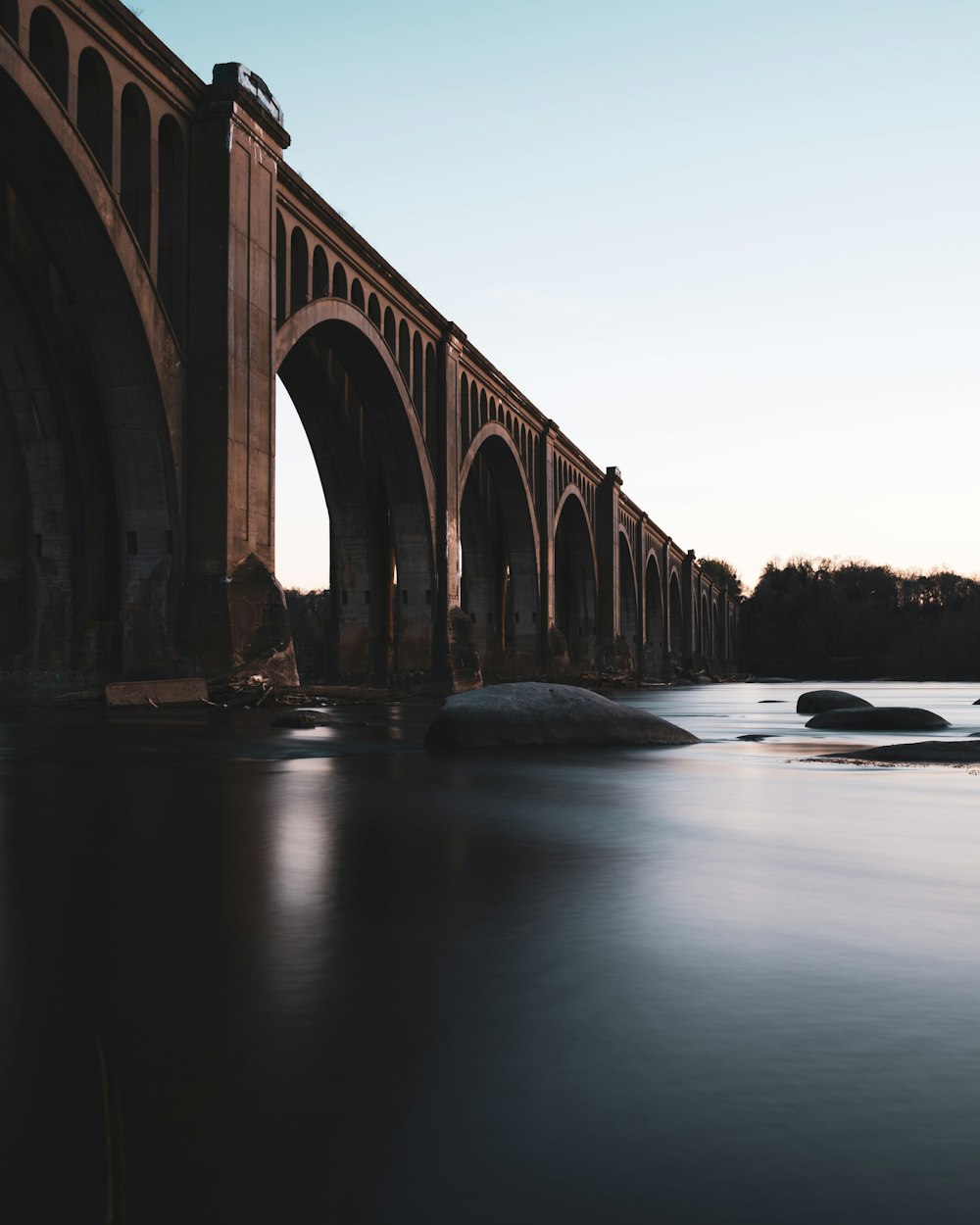 ponte de concreto marrom sobre o rio