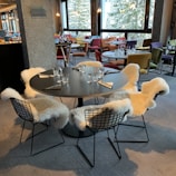 Comedor moderno con mesa de vidrio y sillas tapizadas en Bogotá
