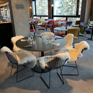 Comedor moderno con mesa de vidrio y sillas tapizadas en Bogotá