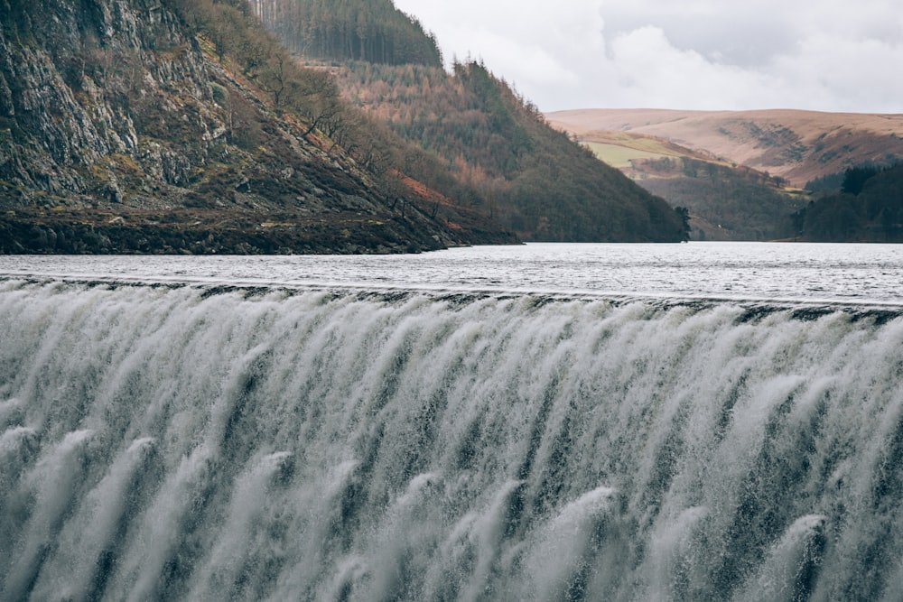 Wasserfälle in der Nähe von Brown Mountain tagsüber