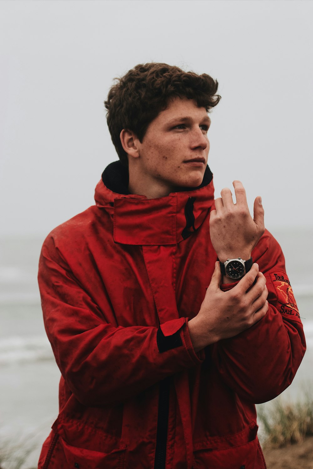 hombre con sudadera con capucha roja con reloj negro