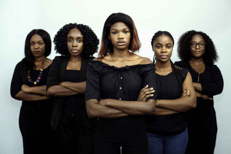 femmes élégantes en robes noires côte à côte