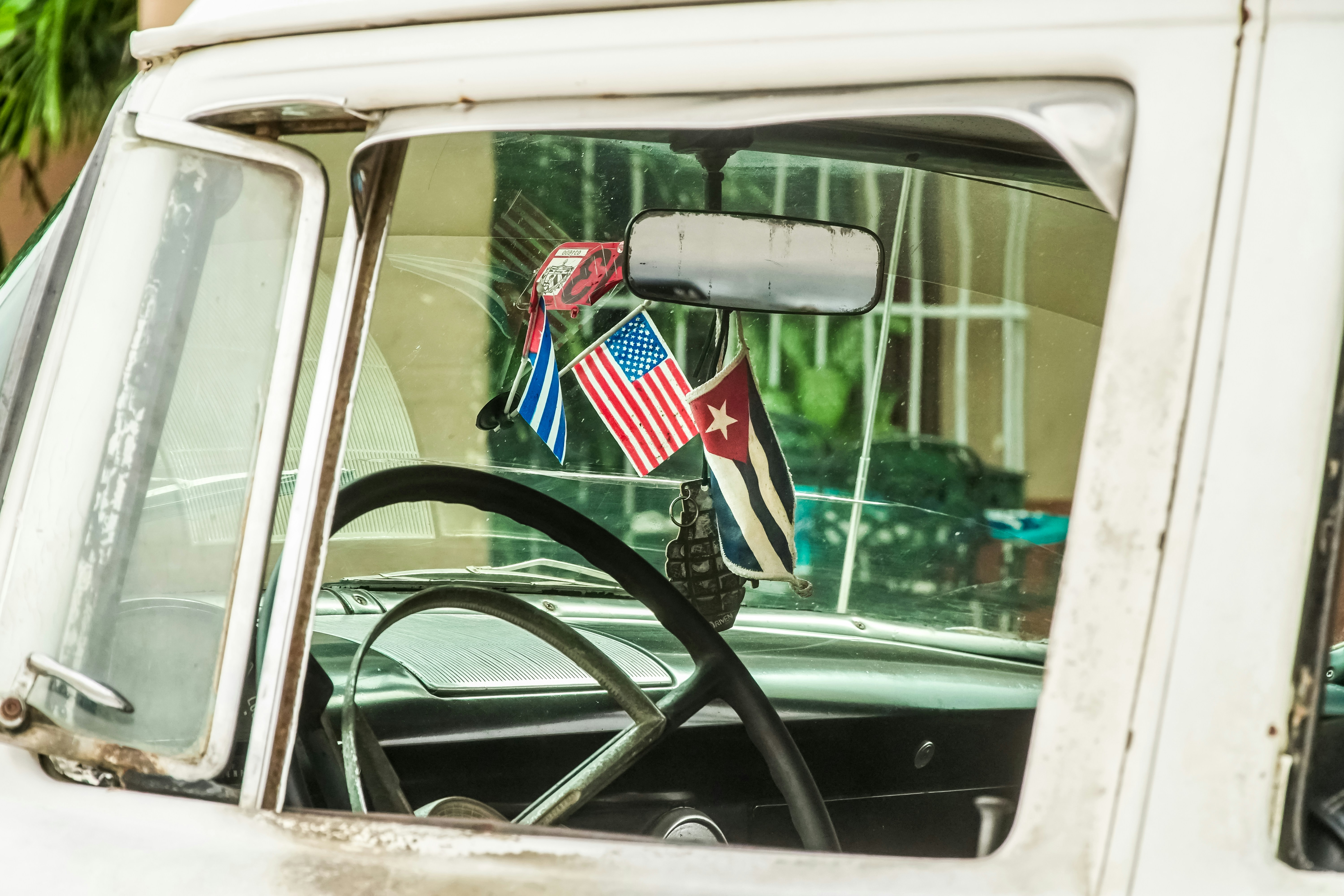 Una bandera de EE. UU. en la ventana del automóvil