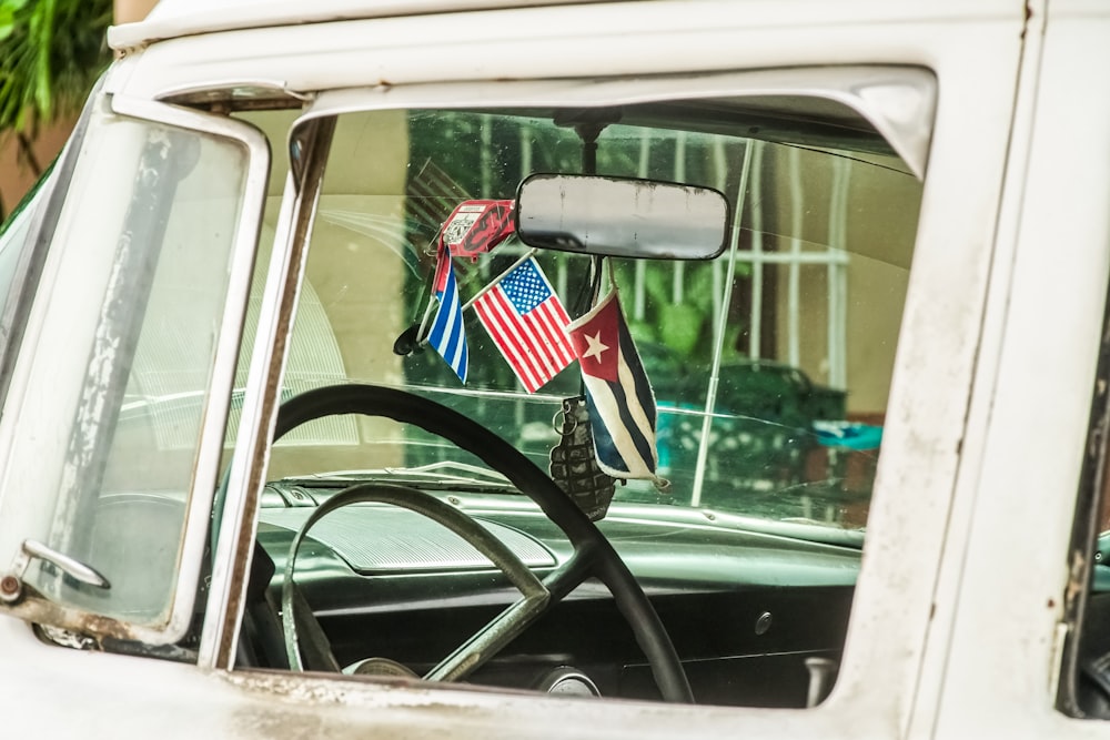 Una bandera de EE. UU. en la ventana del automóvil