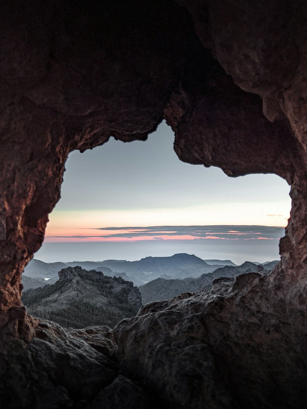 Braune Felsformation bei Sonnenuntergang