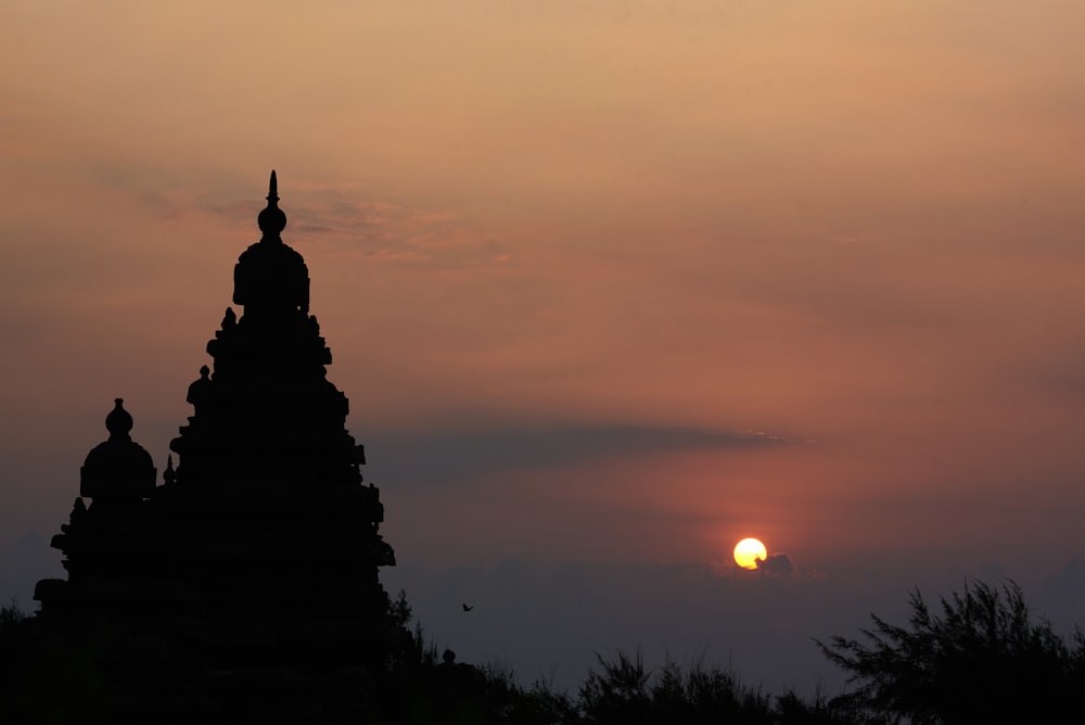 Silhouette de statue de Bouddha au coucher du soleil