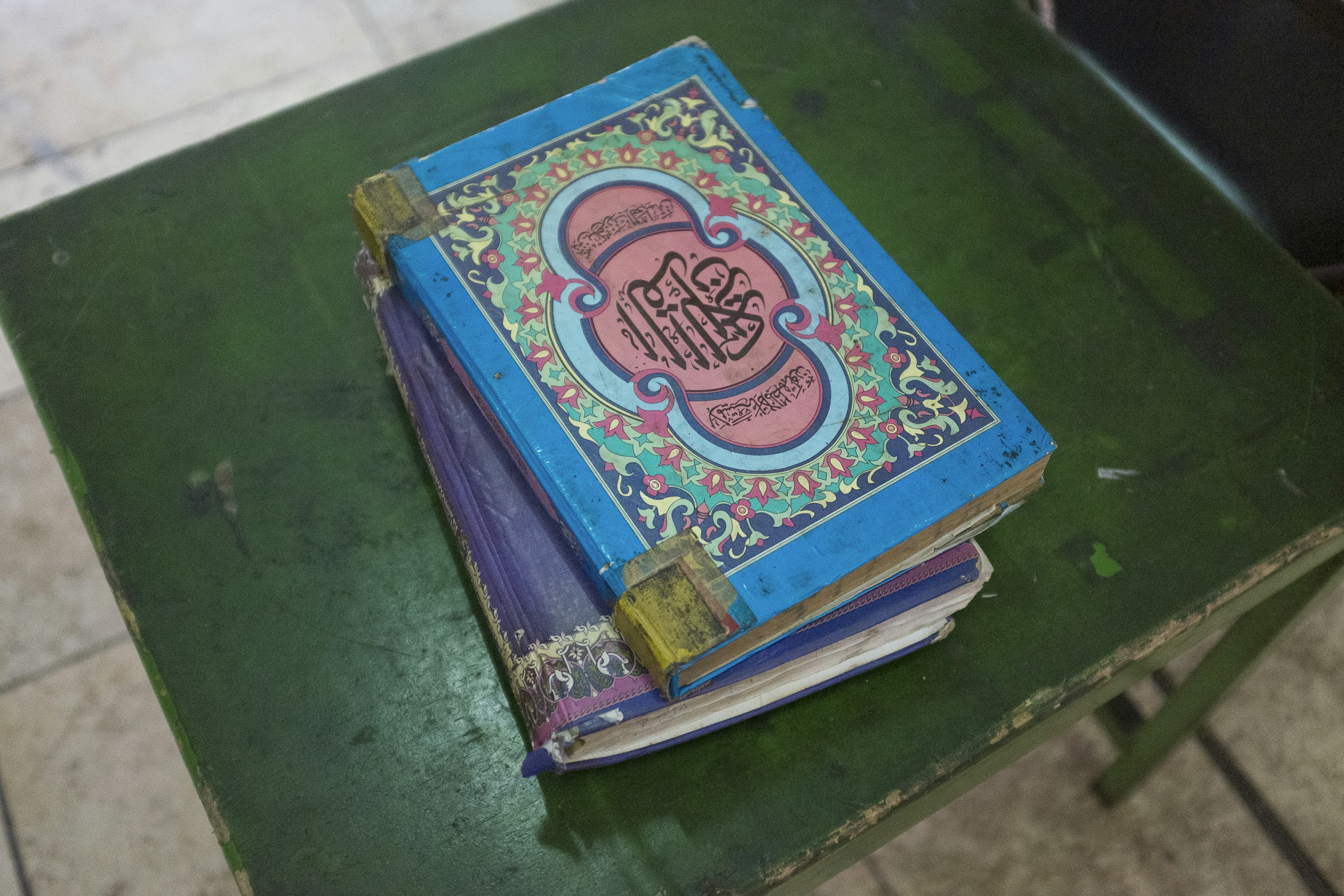 Libro de tapa dura azul y verde