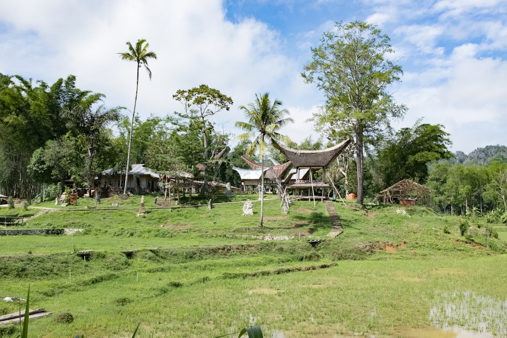 Casa de madeira castanha rodeada por um campo de relva verde durante o dia