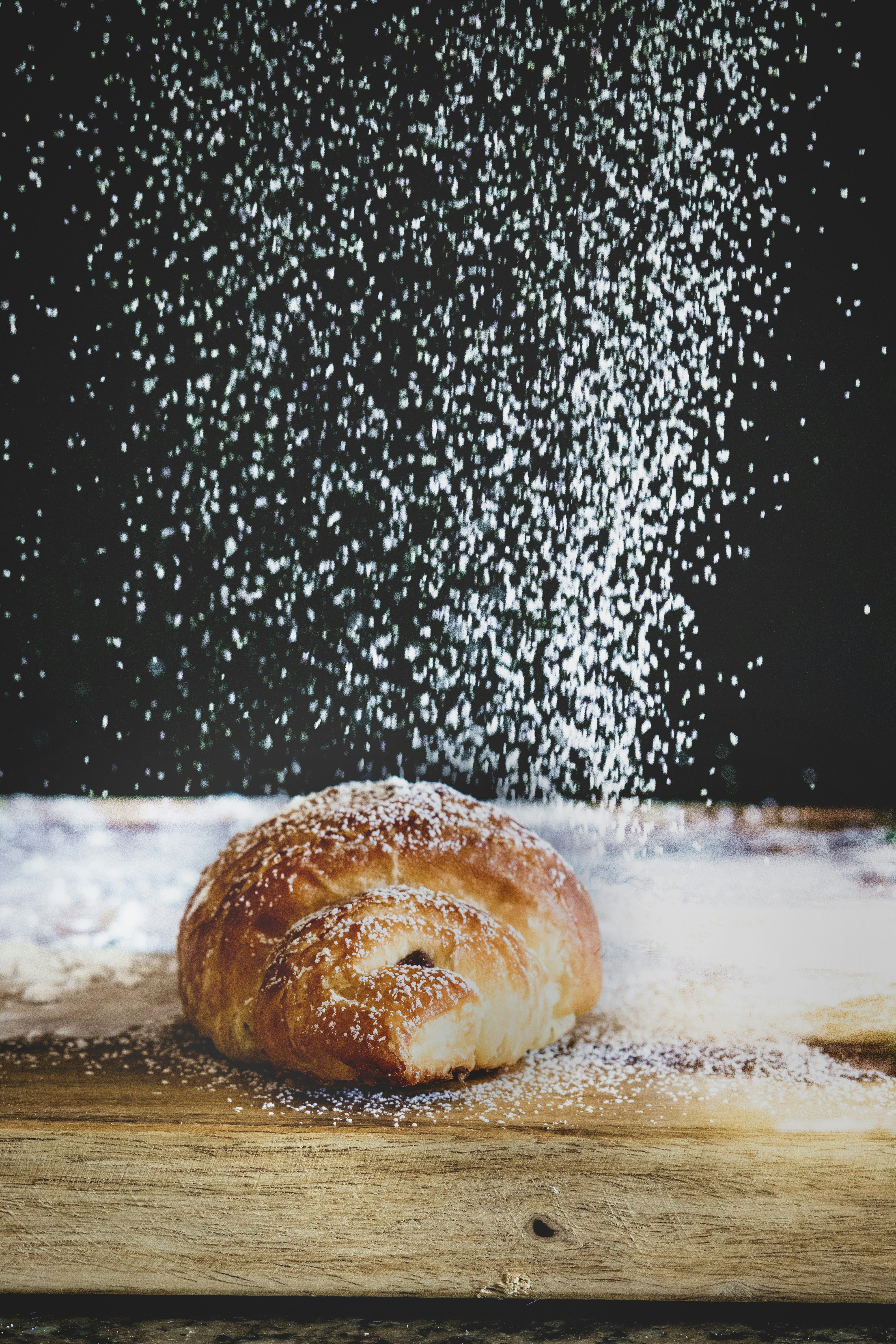 pane integrale su superficie bianca e marrone
