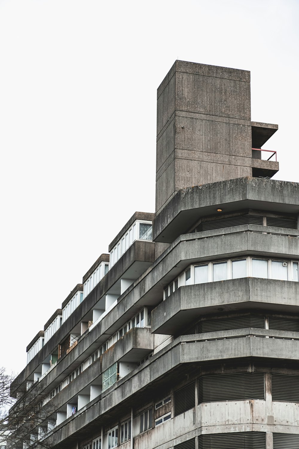 edifício de concreto marrom durante o dia