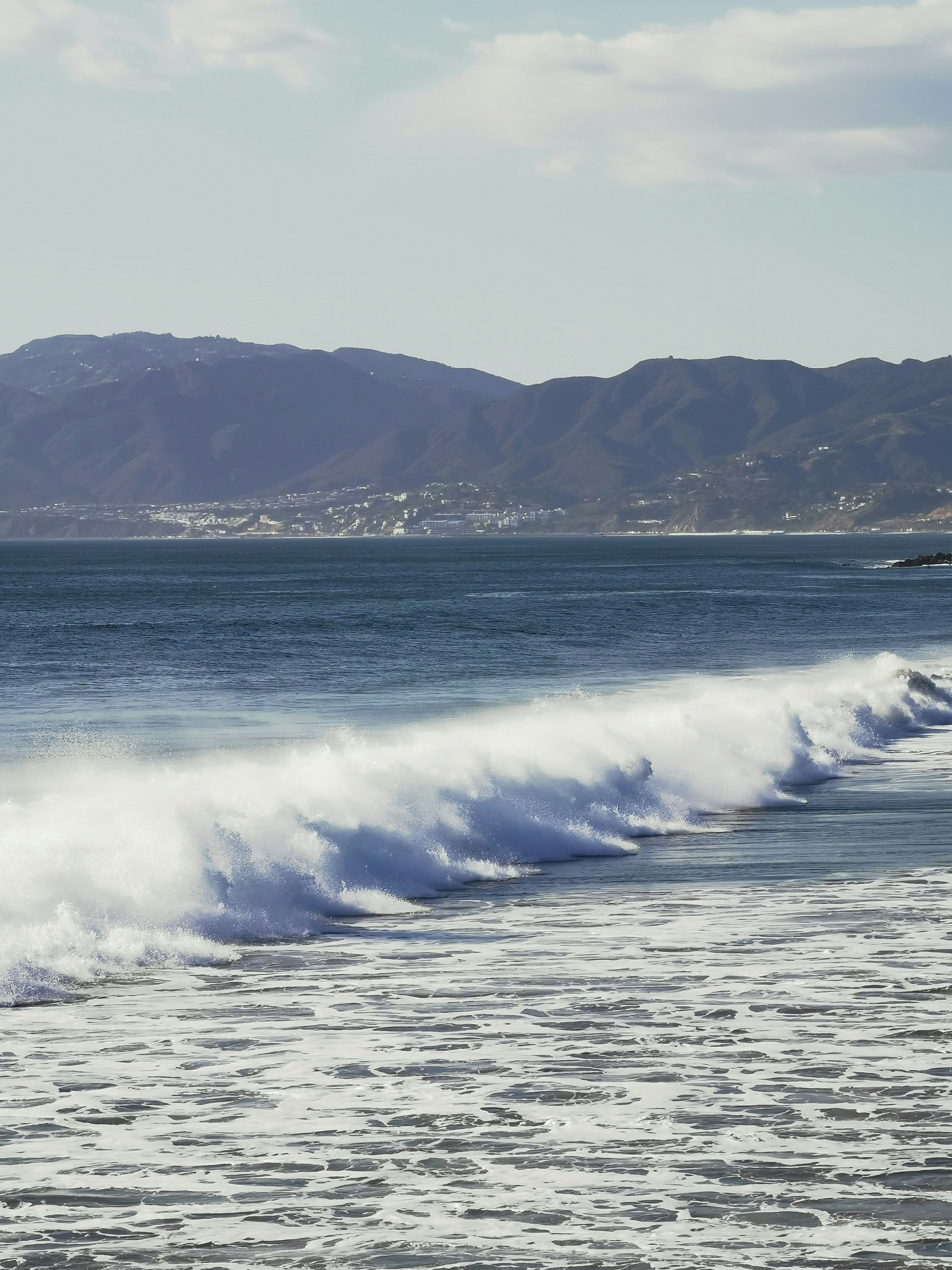 Olas del mar rompiendo en la costa durante el día