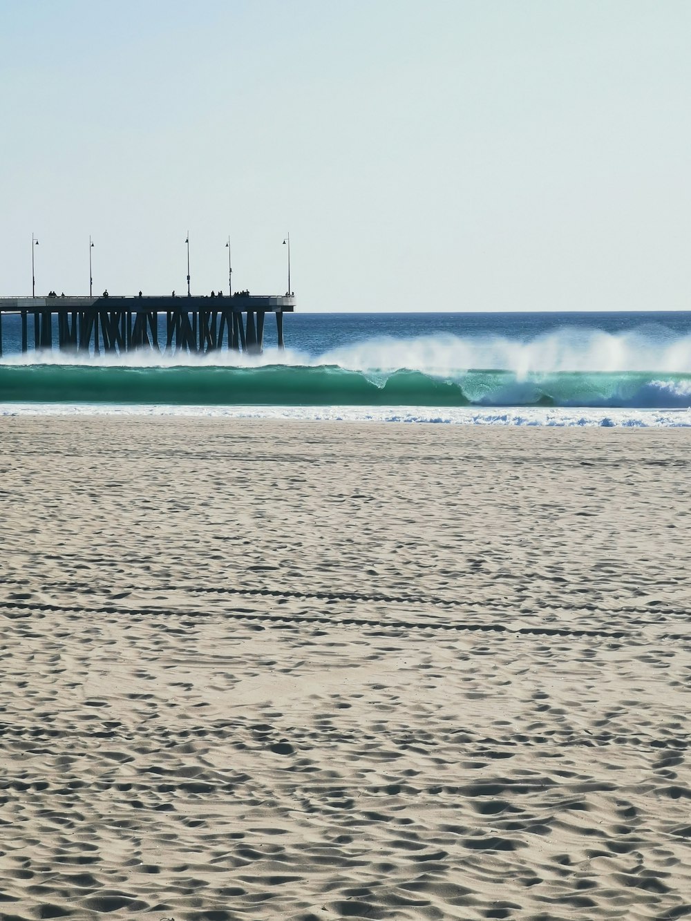 ocean waves crashing on shore during daytime