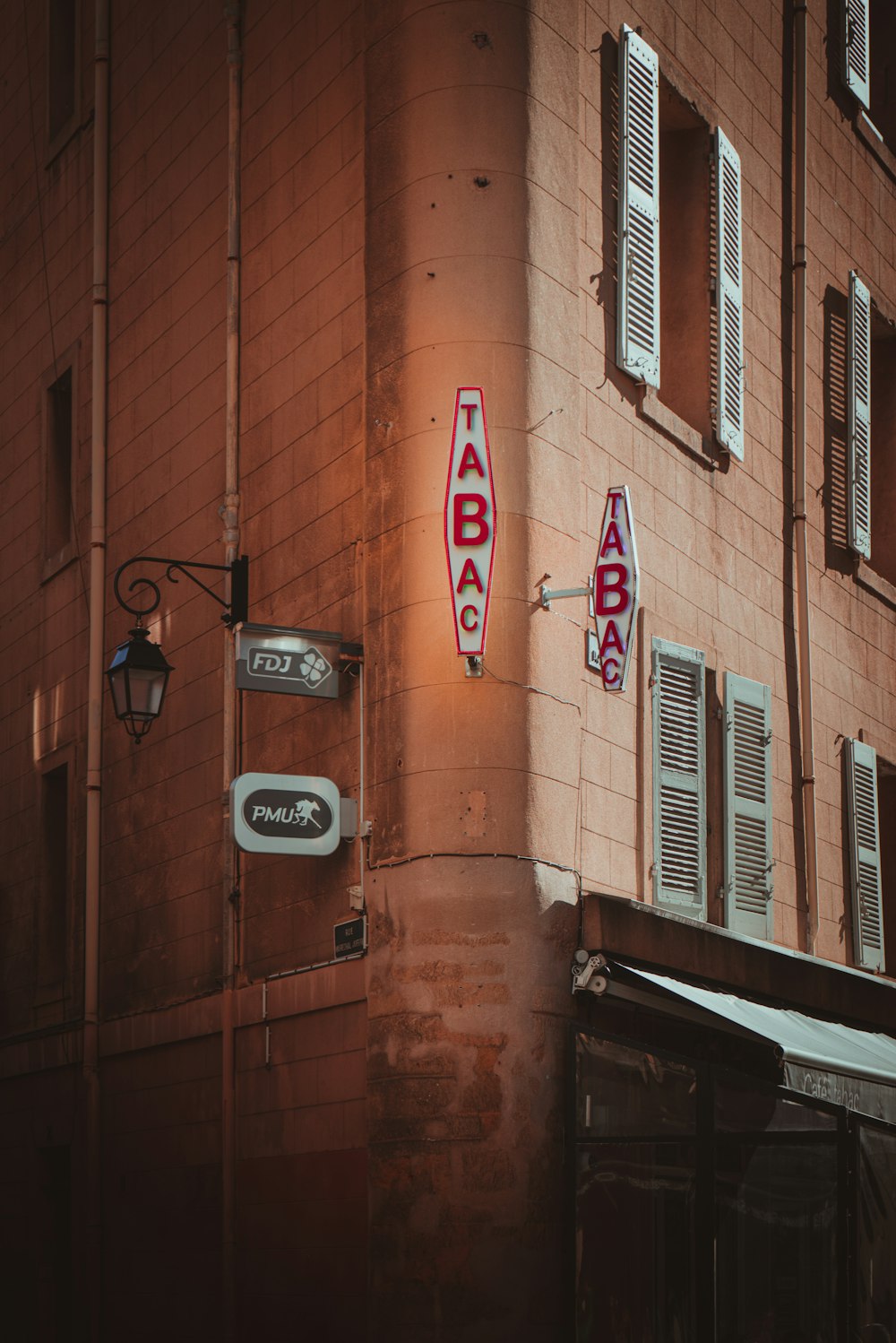 red and white UNK signage