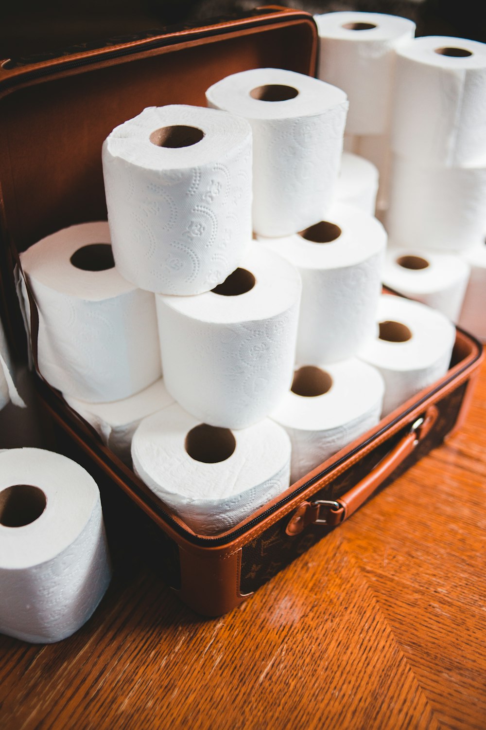 rolo de papel higiênico branco na mesa de madeira marrom