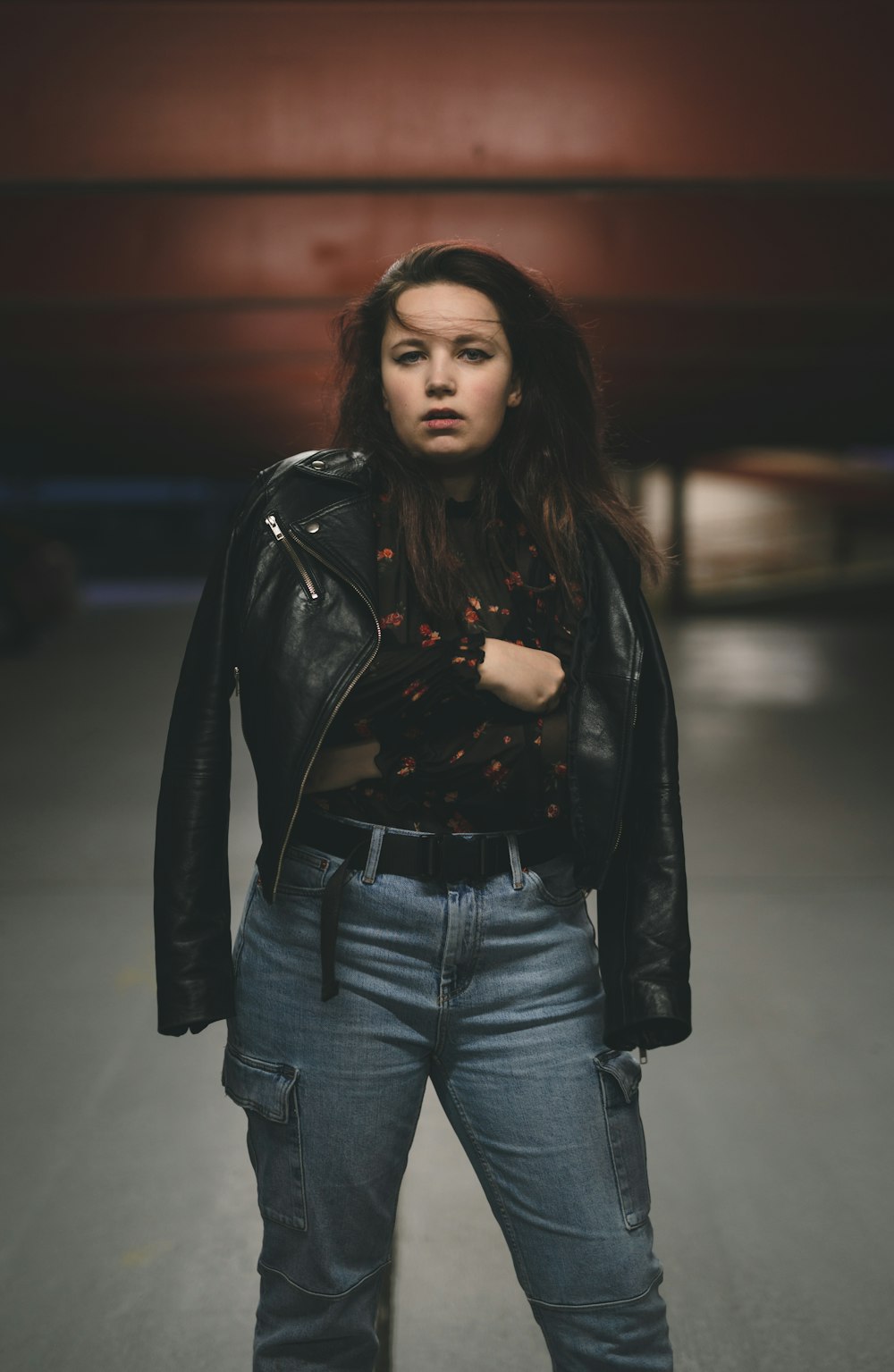 Femme en veste en cuir noir et jean en jean bleu