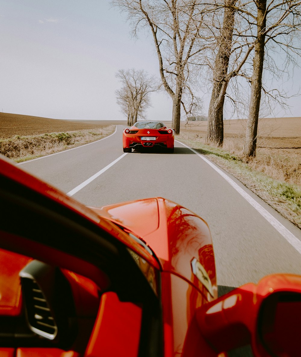 rotes Auto tagsüber auf der Straße