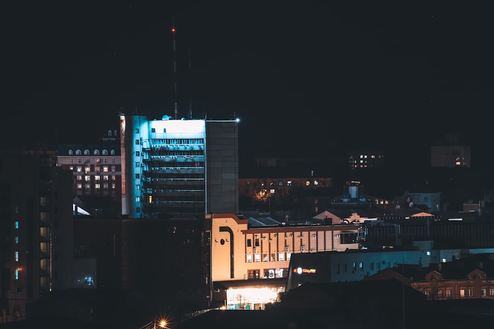 edificio in cemento bianco e marrone durante la notte