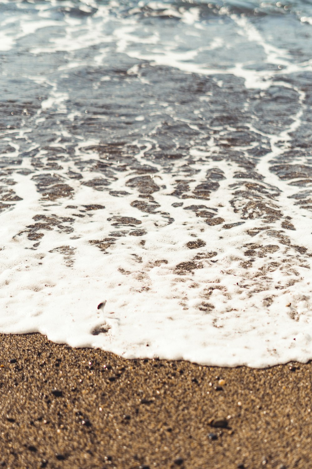 sea waves crashing on shore during daytime