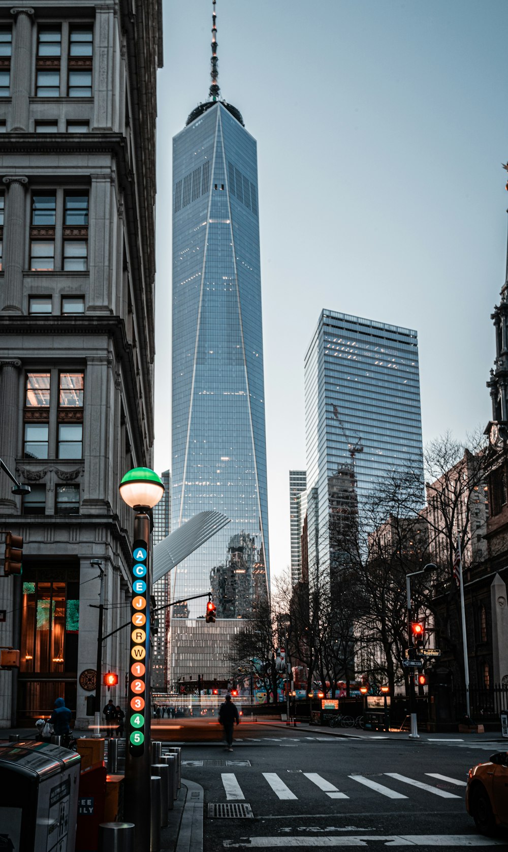 Edificio gris de gran altura durante el día