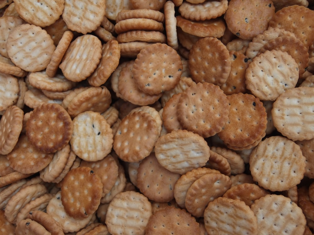 Biscuits bruns sur plateau blanc