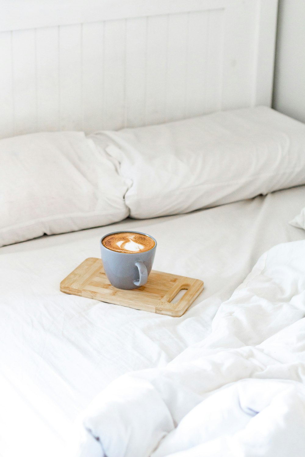 Tasse en céramique marron sur planche à découper en bois marron