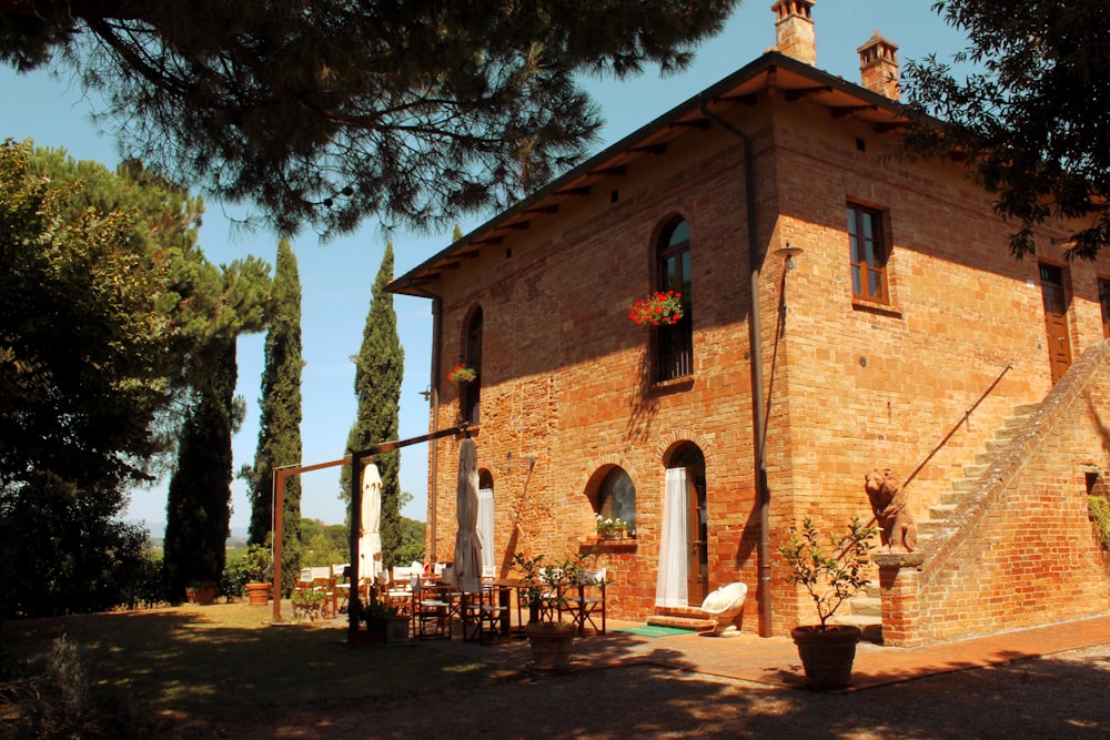 edificio in cemento marrone vicino agli alberi durante il giorno