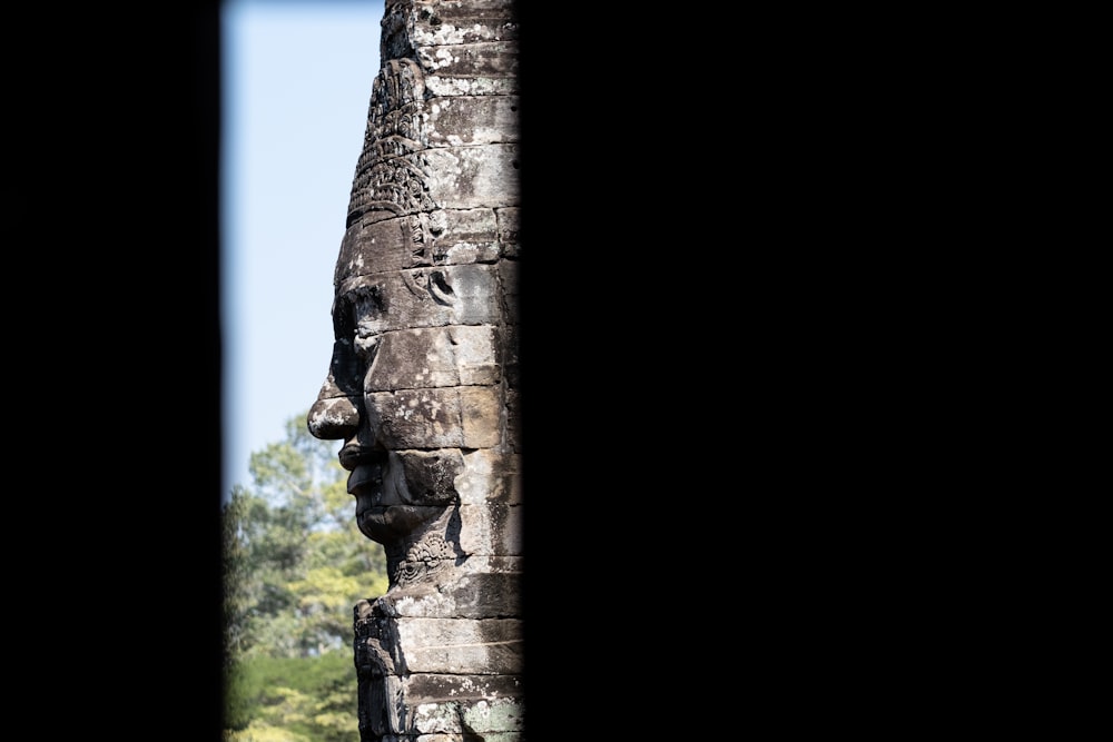 estátua marrom do concreto durante o dia