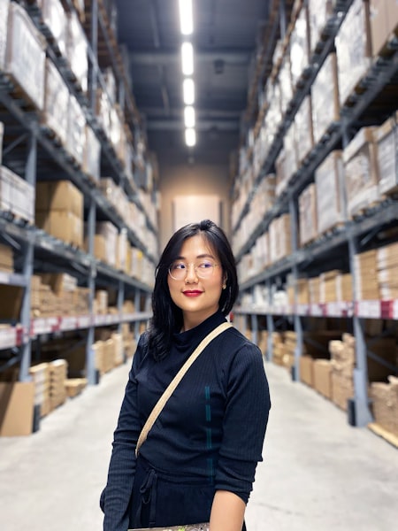 Profesional en pasillo de almacén con racking: contexto de ejecución WMS frente al registro ERP