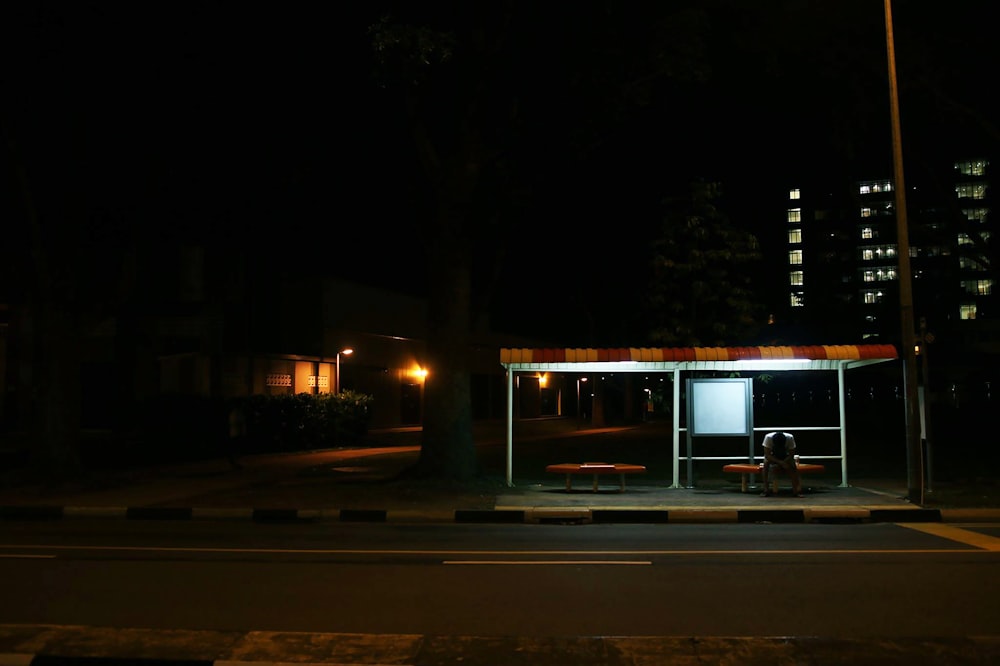 loja iluminada durante a noite