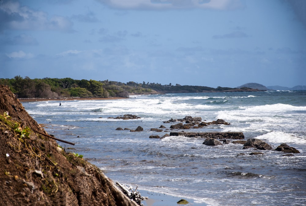 sea waves crashing on shore during daytime