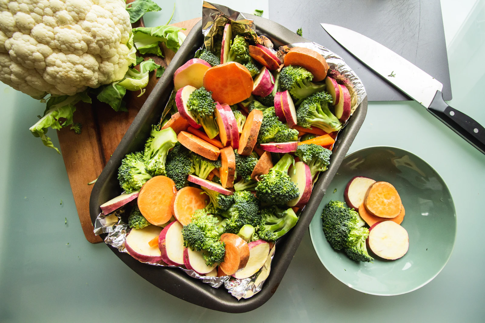 Plat de légumes variés coupés, prêts à être rôtis au four