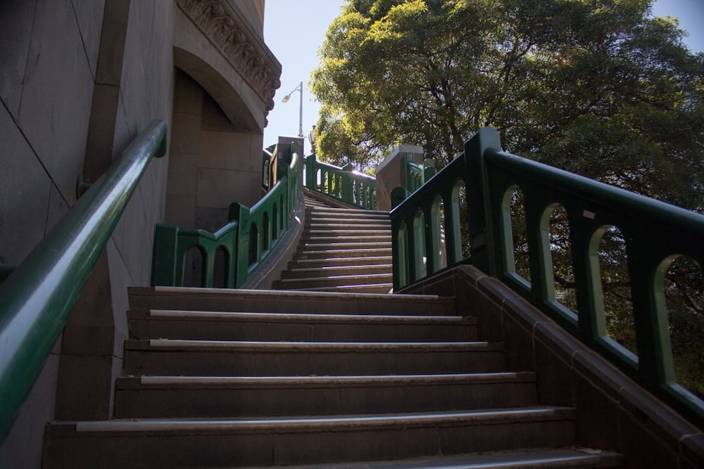 Escalera de madera verde y marrón