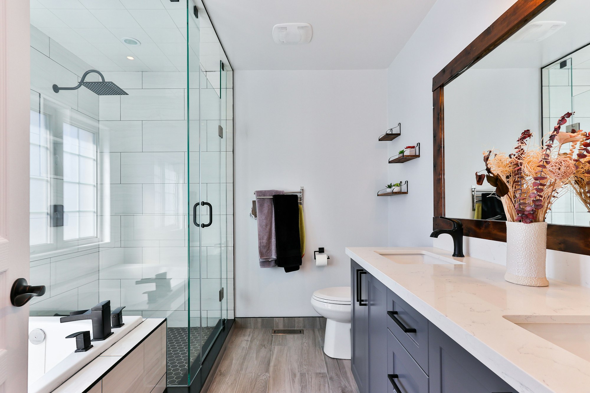 Kovanie na tvrdené sklo – čo budete potrebovať pri montáži sprchového kúta, steny, alebo sklenených dverí?