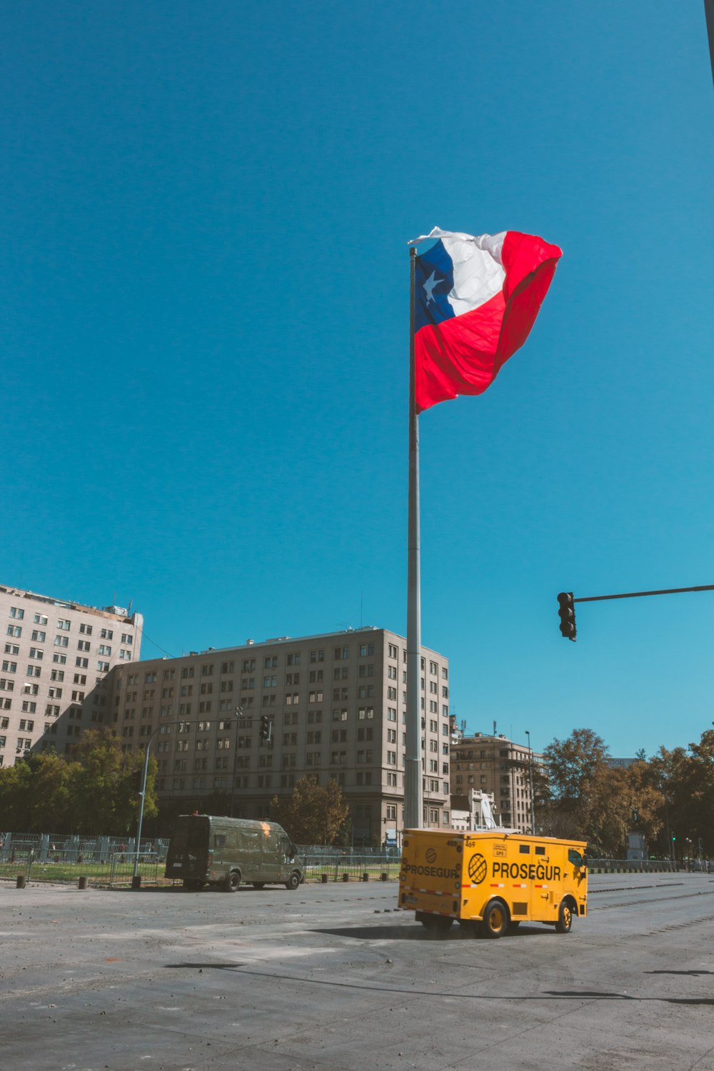 Bandera blanca, roja y azul en el mástil durante el día