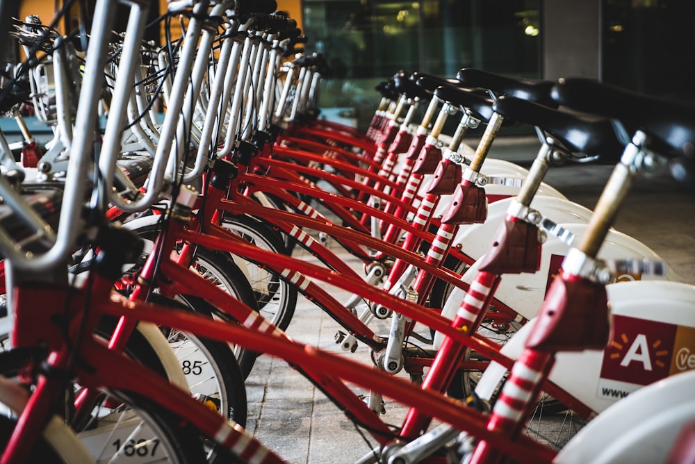 a row of bicycles parked next to each other