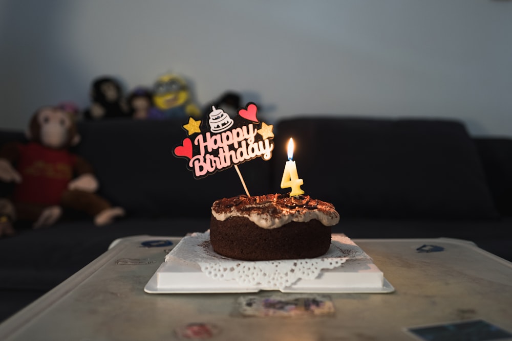 bolo de feliz aniversário com velas acesas