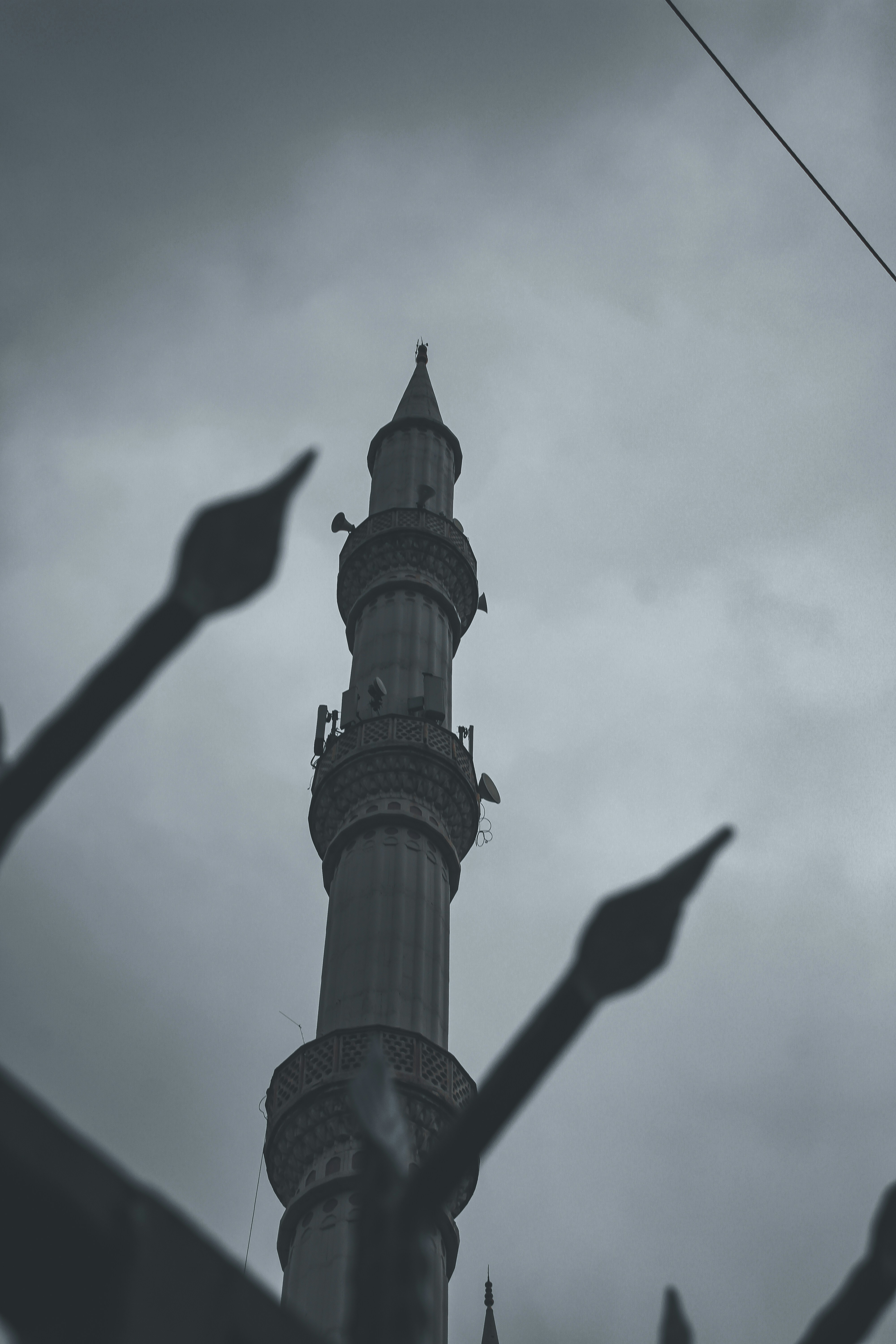 menara beton abu-abu di bawah langit mendung